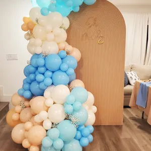 Sfondo in legno Oh Baby con ghirlanda di palloncini blu e bianchi per decorazione festa.