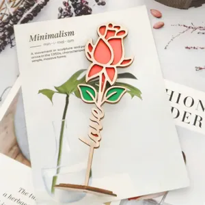 Primer plano de adorno de rosa de madera con texto de amor para decoración romántica.
