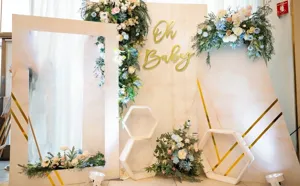 Vista dettagliata dello sfondo della festa con lettere dorate e decorazioni floreali.