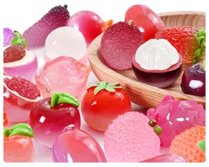 Vista dettagliata di ciondoli di frutta trasparenti colorati, ideali per fai da te e decorazioni.