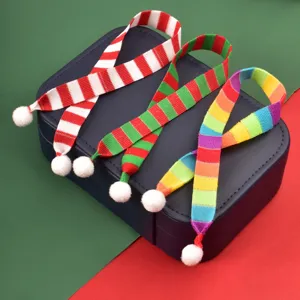 Mini bufandas navideñas a rayas de punto con pompones blancos para botellas y munecas.