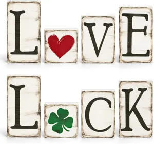 Rustikale Holzblock-Dekoration mit LOVE und LUCK, Herz und Kleeblatt für Tischdekoration.