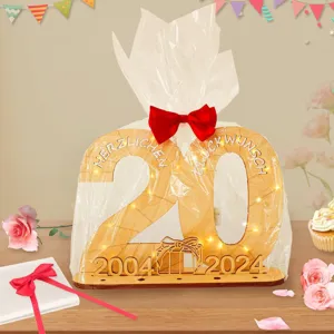 Holz 20 Geburtstag Deko Schild Detailansicht mit LED Licht, Geschenkverpackung und Schleife.