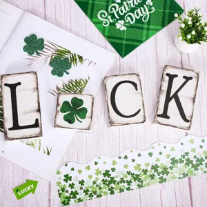 Sankt Patricks Tag Holzblock Deko Set mit gruenen Kleeblatt Buchstaben fuer Tisch.