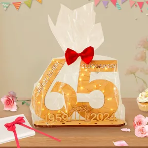 Detailansicht des hölzernen 65 Geburtstag Leuchtschildes, ideales Partydeko Geschenk.