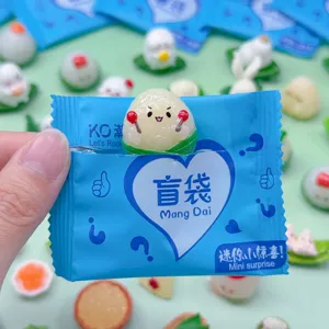Detalle de juguete bolsita sorpresa zongzi con mini figura de arroz en bolsa azul.
