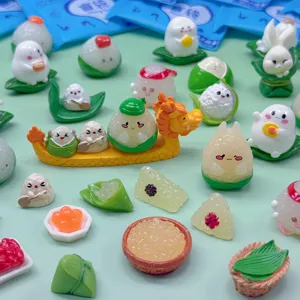 Primer plano de adorables figuras y juguetes de resina de caja misteriosa zongzi de botes dragón.