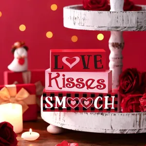 Detail de plateau a etages en bois de Saint-Valentin avec lettres d'amour baisers et deco.