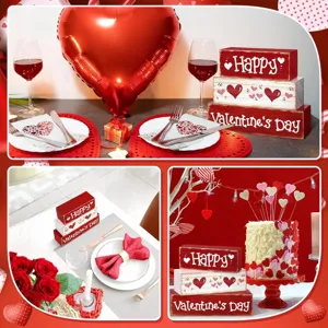 Détail de décoration de table en blocs de bois de Saint-Valentin avec cœurs rouges.