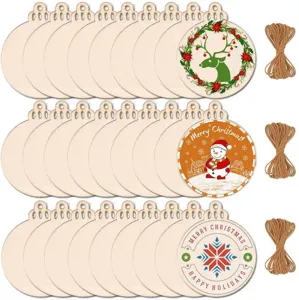 Detailansicht von unlackierten Holz-Weihnachtsornamenten mit Jutebändern und festlichen Motiven.