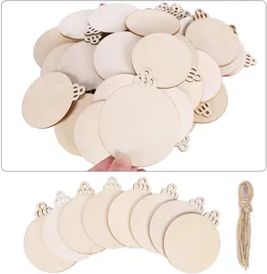 Detailansicht unfertiger Holzkugel-Weihnachtsornamente mit Aufhaengeloch und Juteschnur im Bündel.