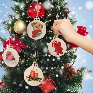 Hölzerne Weihnachtsbaum Hängeornamente, festliche Dekorationsanhänger mit niedlichen Motiven.