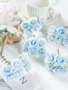 Nahaufnahme von hellblauen künstlichen Mini-Rosen-Blumensträußen für Basteln und Hochzeitsdeko.