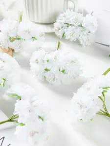 Künstliche weiße Blumenköpfe Strauß für DIY Hochzeit Handwerk und Heimdekoration.