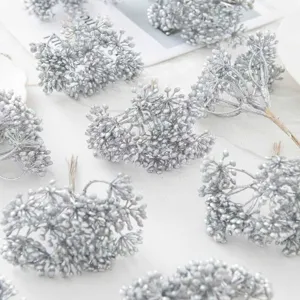 Detailansicht silberne künstliche Blumenbündel, ideal für DIY-Basteln und Hochzeitsaccessoires.