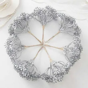 Silberne künstliche Beerenstiele Detailansicht, ideal für DIY Braut Blumenkränze und Armkorsagen.