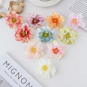 Primer plano detallado de flores de crisantemo artificiales de colores para manualidades.