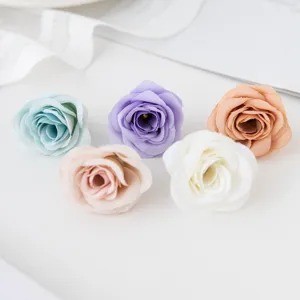 Vue détaillée de têtes de roses artificielles de 4cm, idéales pour le bricolage et mariage.