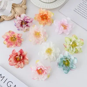 Cabezas de flores artificiales en detalle, ideales para coronas DIY, sombreros y accesorios Hanfu.