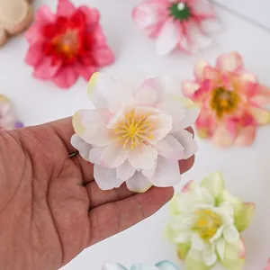 Primer plano de flores de crisantemo artificiales de colores para manualidades de bricolaje.