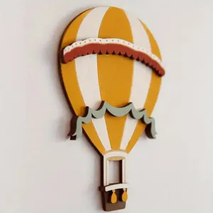 Détail d'art mural de montgolfière en bois fait main, style vintage chambre d'enfant.