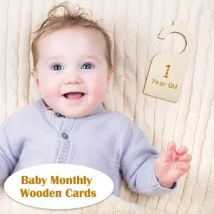 Detailopname van de houten kledingkastverdeler voor baby's met natuurlijke textuur en leuk ontwerp.