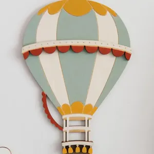 Montgolfière murale artisanale en bois, décoration suspendue vintage pour la maison.