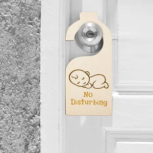 Houten deurhanger detail, schattig slapend baby graveerontwerp, decoratie voor kinderkamer.