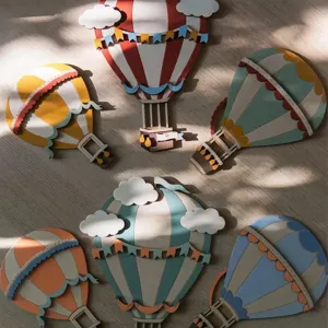 Détail de décoration murale en bois peint montgolfière, style rétro pour chambre d'enfant.