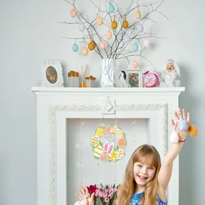 Onbewerkt houten paaskrans DIY knutselwerk met konijn en eieren voor feestelijke decoratie.