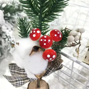 Nahaufnahme Detail von Weihnachts Deko Mini Pilz, Baumwolle und Tannenzweig Requisiten.