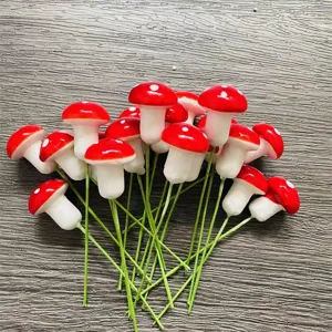 Miniatur Schaumstoff rote Pilze mit grünen Stielen, ideal für Feengarten und Bonsai Dekoration.