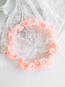 Detailansicht von künstlichen Seidenblumen und Perlen Haar-Accessoire Bastelmaterial.
