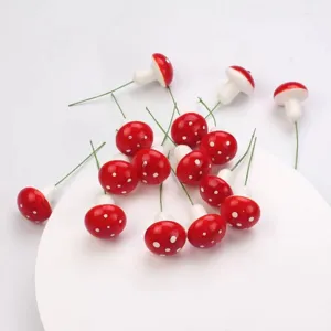 Detailansicht von roten und weißen Schaumstoff-Mini-Pilzen mit Drahtstielen für Dekoration.