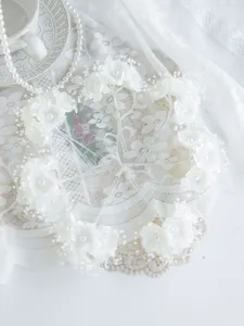 Weisse künstliche Blumen Braut Haarnadeln Detail, elegante DIY Perlen Haarschmuck.