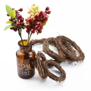 Corona de ratán natural hecha a mano para decoración de bodas rústicas y fiestas de navidad.