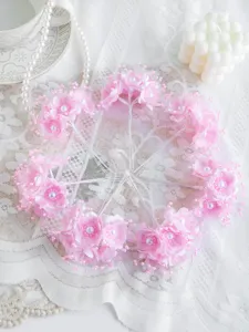 Detailansicht rosa künstlicher Seidenblumensträuße mit Perlenstäbchen für DIY-Haarschmuck.
