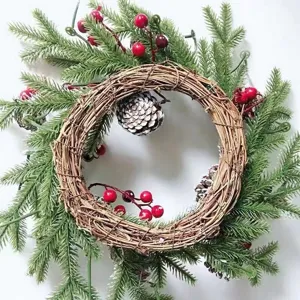 Corona de ratán de Navidad con agujas de pino bayas rojas piñas para decoración