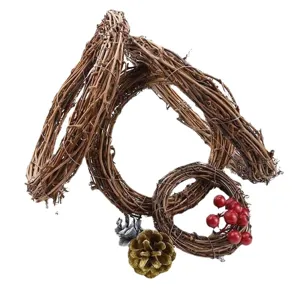Corona de Navidad de vid natural hecha a mano con piñas para decoración de boda rústica.