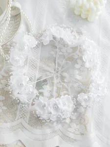 Weisse künstliche Blumen Perlen Haarschmuck DIY Material Detailansicht für Hochzeit.