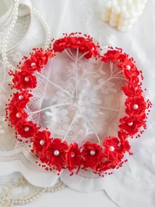 Rote Seidenkamelien Blumen Staubfäden mit Perlen für DIY Braut Haarschmuck, Nahaufnahme Detail.