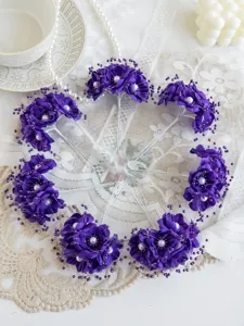 Wunderschöne violette künstliche Blumen-Haaraccessoires für DIY-Brauthaarspitzen und Hochzeitsdekor.