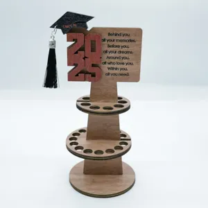 Caja de regalo de dinero de graduación 2025 de madera con birrete y frase inspiradora.