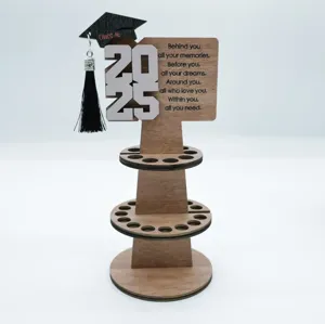 Vista detallada del soporte para dinero de graduación de madera 2025 con cita inspiradora.