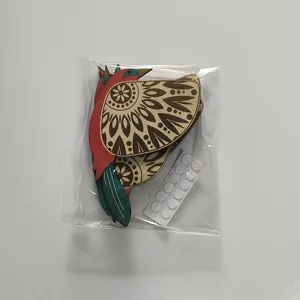 Hölzerne fliegende Vogel Wanddekoration mit geschnitzten Mustern und praktischen Klebepunkten.