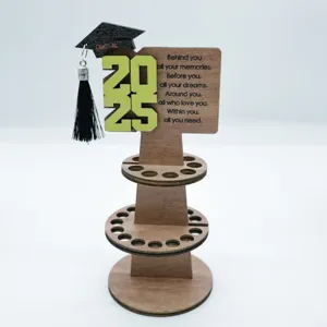 Portamonedas de graduación 2025 de madera con borla soporte de exhibición de efectivo multi nivel.