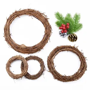 Ensemble de couronne de vigne naturelle artisanale avec pommes de pin pour bricolage déco.