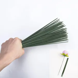 Tallos de flores artificiales verdes para arreglos florales y decoración de bodas.