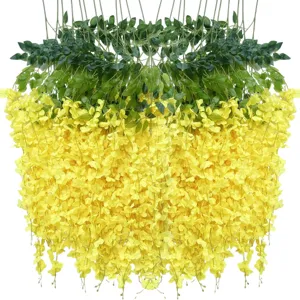 Primer plano detalle de vid de flores colgantes de glicina amarilla artificial para boda
