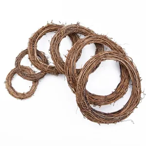 Ensemble de couronne en vigne naturelle, anneau en rotin fait main pour decoration de Noel.